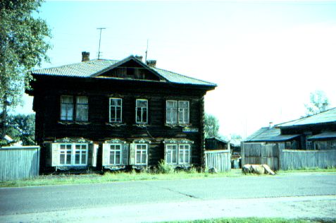 Haus in Jenisseisk, man beachte die Kuh im Straßengraben