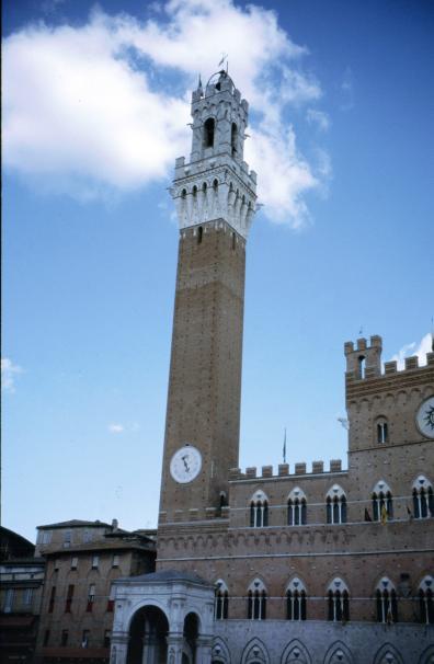 Rathaus mit dem 102m hohen Turm